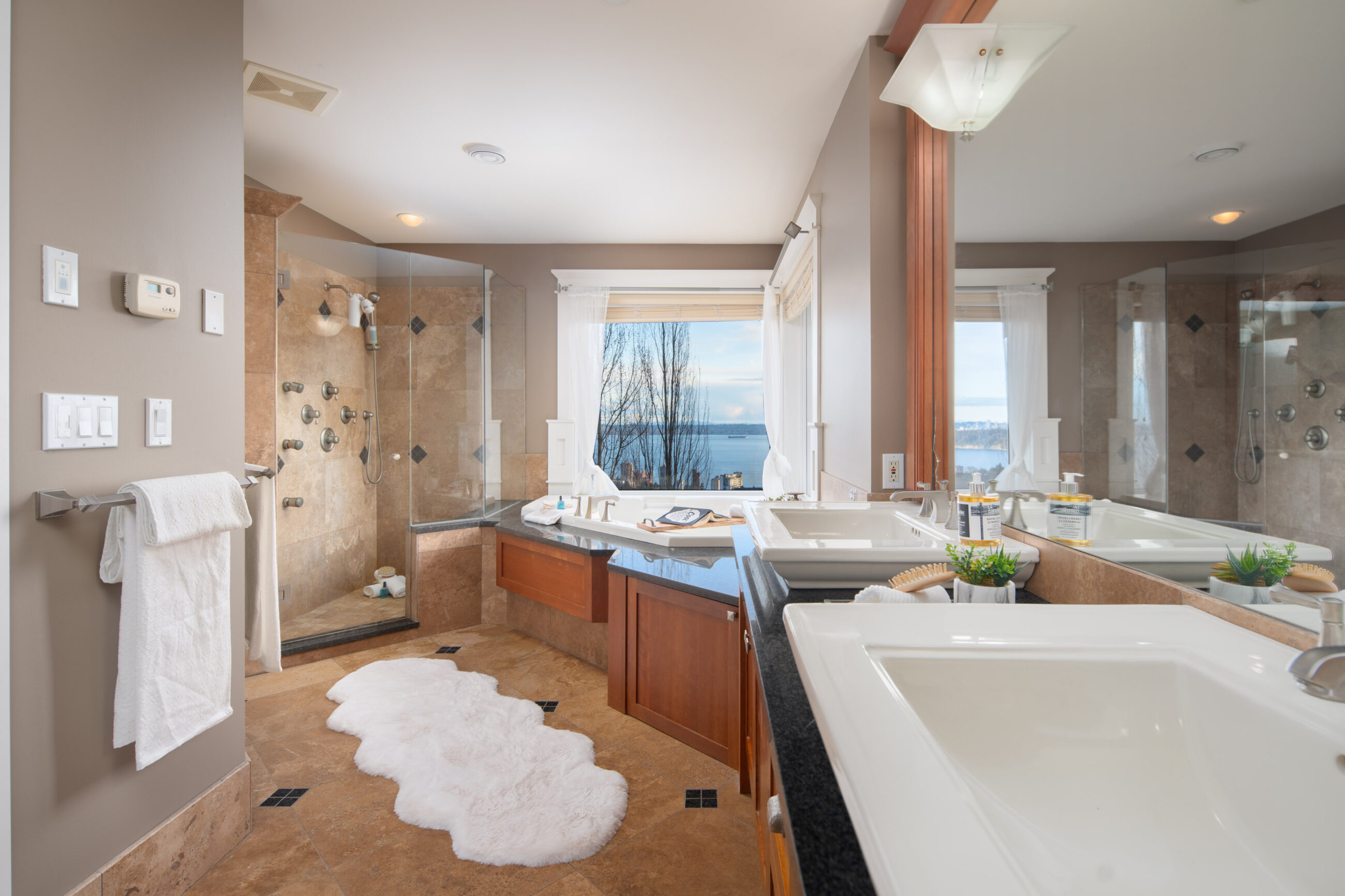 CUSTOM GORGEOUS HOME WITH PANORAMIC VIEW -- 2291 Orchard Ln, West Vancouver